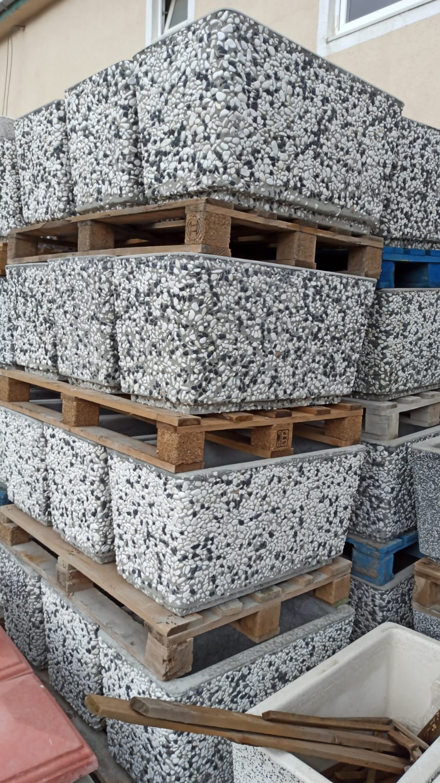 Mineralli beton çiçeklik  modelleri 